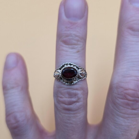 Size 5.25 Sterling Silver Dainty Red Garnet Rope Style Ring A5334 - Picture 4 of 9